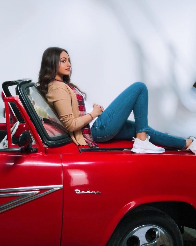 Sonakshi Sinha shares side view mirror photo, look in discussion