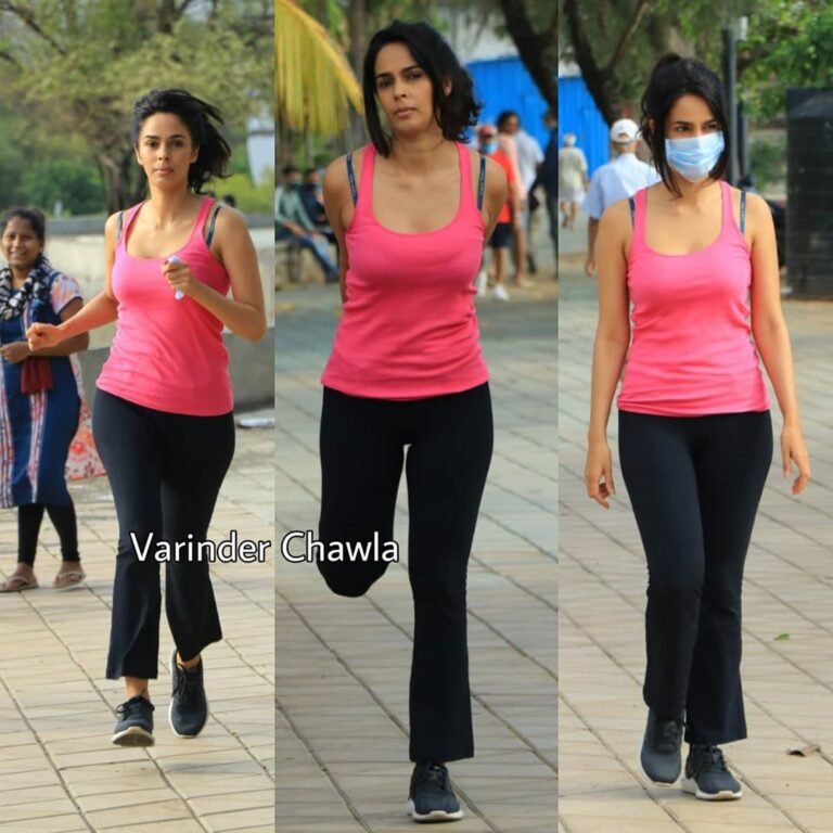 Seeing the photographers, Mallika Sherawat started the race, said - all scared ... View Video