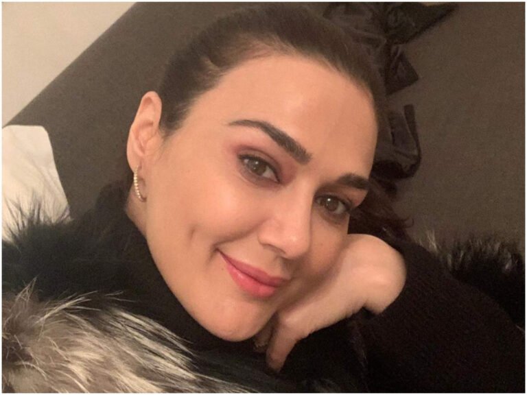 Preity Zinta cut her husband's hair in lockdown, said- He believes in me ... Watch Video