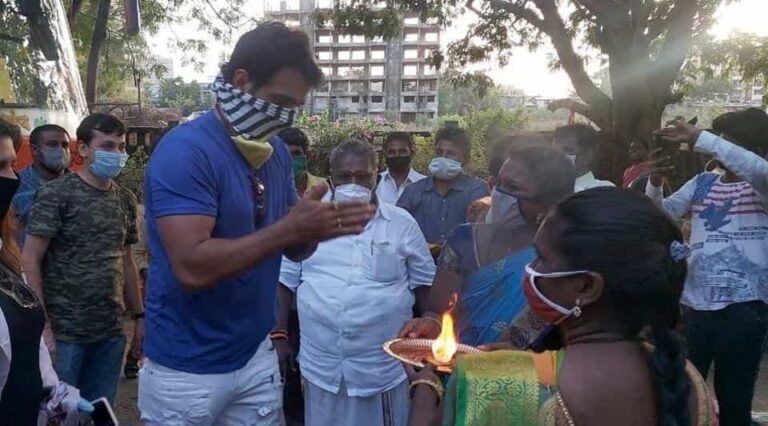 Honored by Aarti as Sood sends Idli Vendors back home