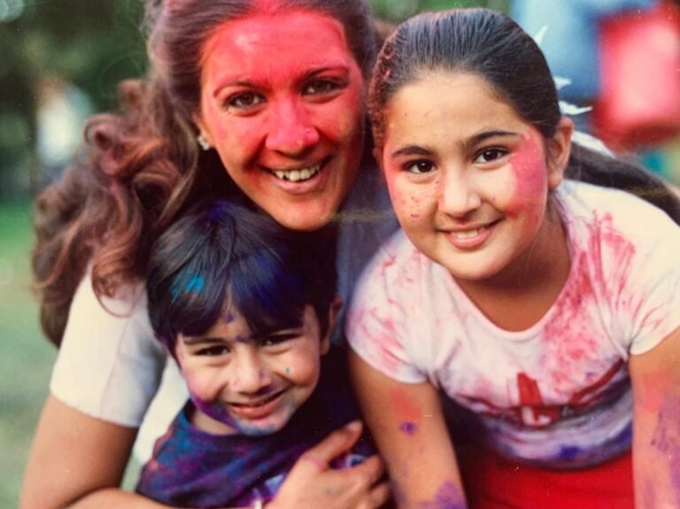 Sara shared family photo of Holi celebrations,