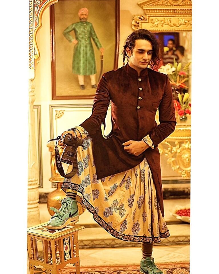 Vikas Gupta wrote pain in the post, people used to tease him as a child in his childhood