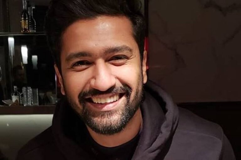 Vicky Kaushal arrives in haircuts wearing a mask on his face and gloves in his hands