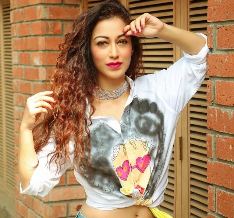 Sunayana Fozdar as the new Anjali Bhabhi in TMKOC
